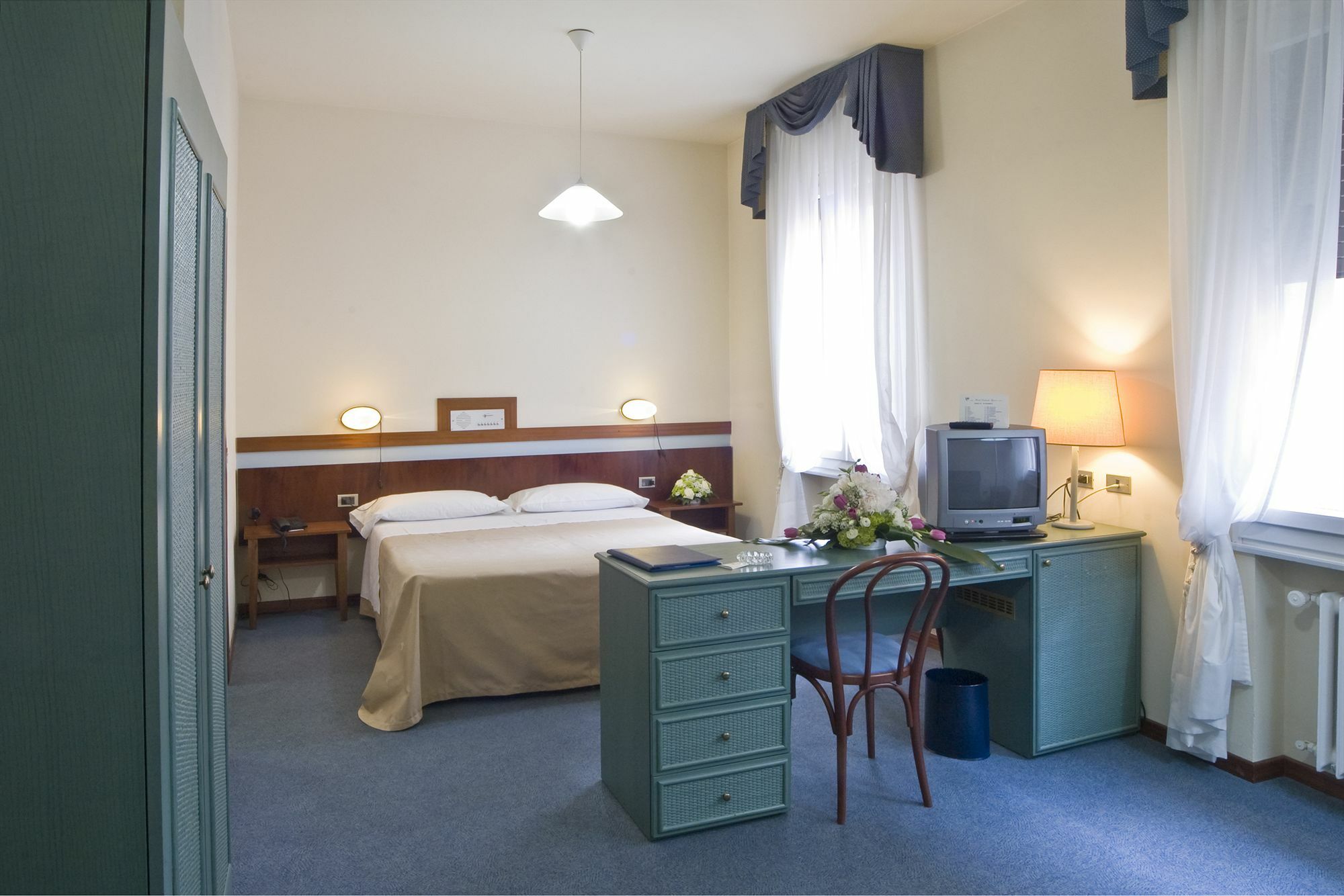 Hotel Centrale Byron Равенна Экстерьер фото