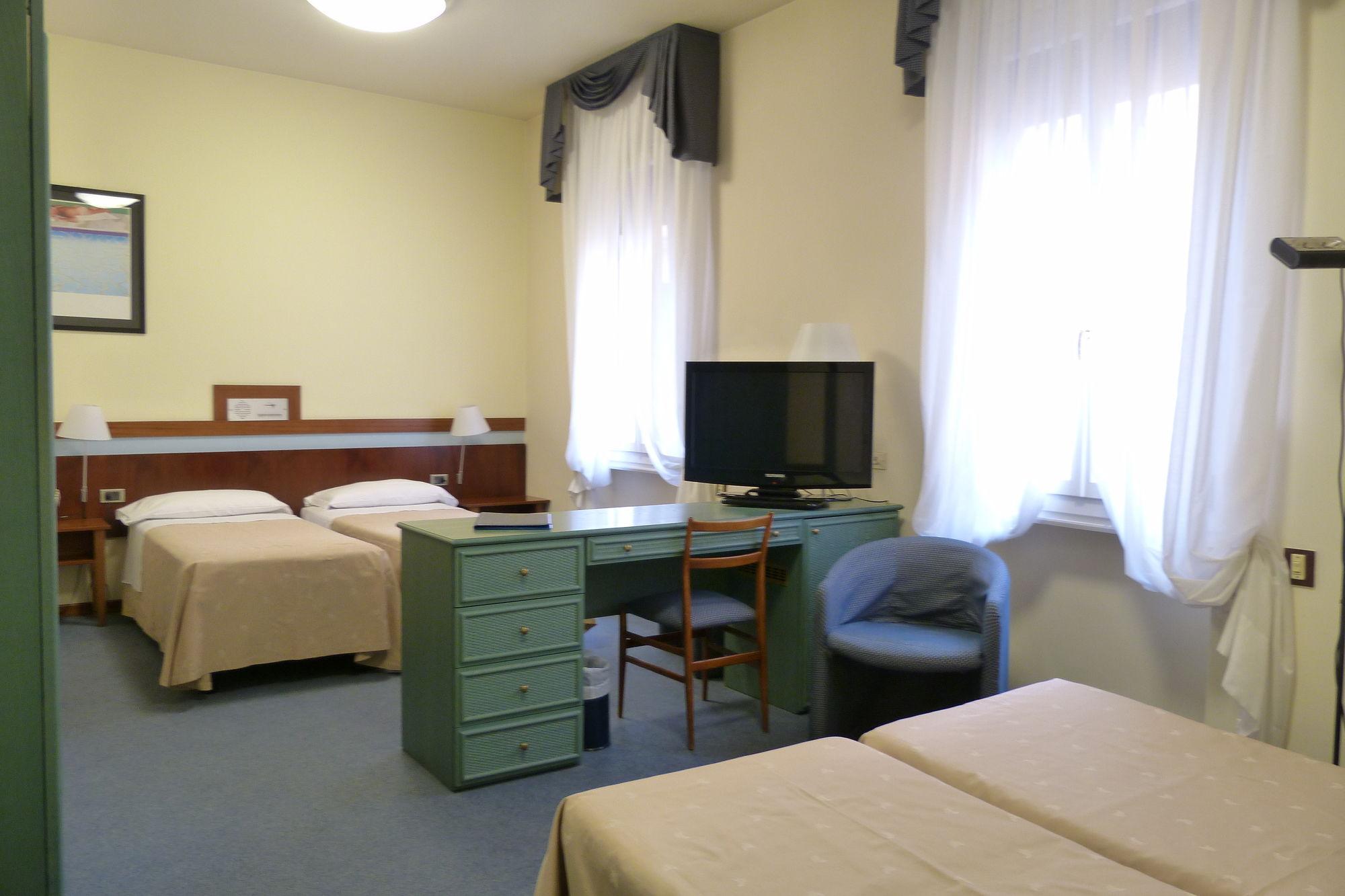 Hotel Centrale Byron Равенна Экстерьер фото